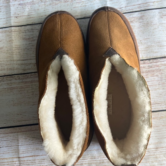 Eddie Bauer Men’s Shearling Lined Suede Slippers | Size 9 - Picture 4 of 4